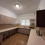 S8 Hostel Guty Bujno